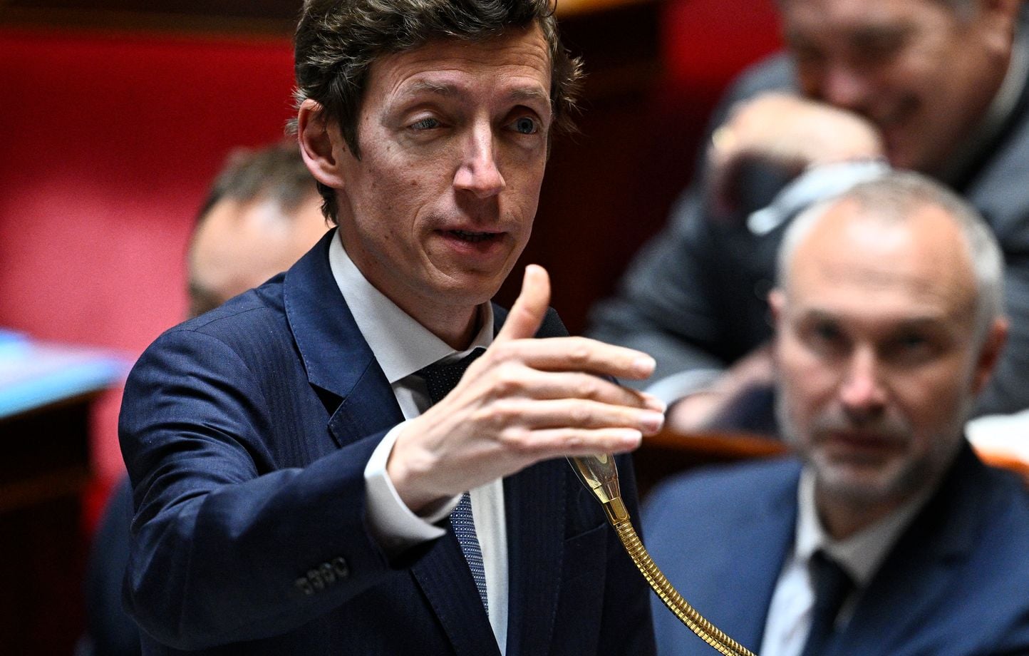 En el rodaje de “C à vous”, el ministro cae en el “dilema” pero se pone al día con el “rododendro” En el rodaje de “C à vous”, el ministro cae en el “dilema” pero se pone al día con el “rododendro”
